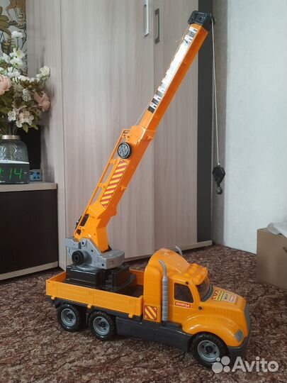 Желтая машина подъемный кран