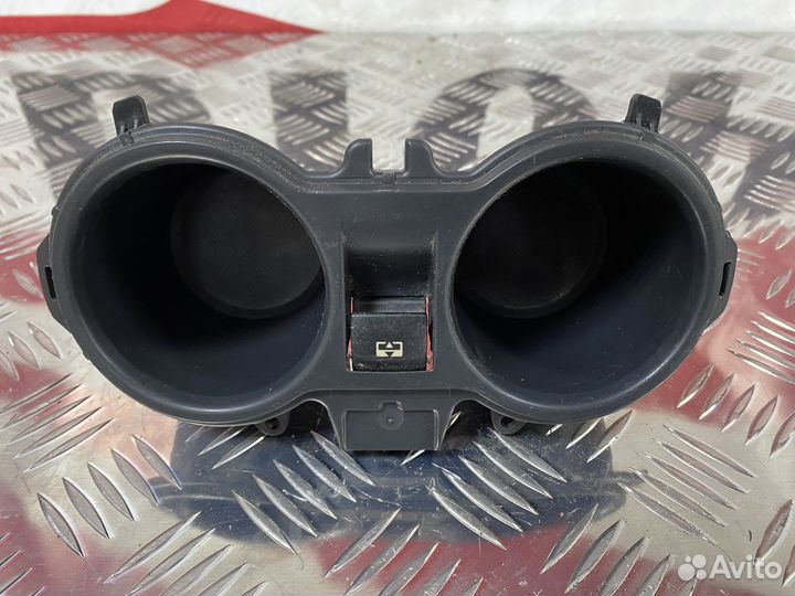 Подстаканник Peugeot 3008