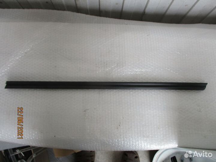 Уплотнитель стекла передней правой двери Polo c10г