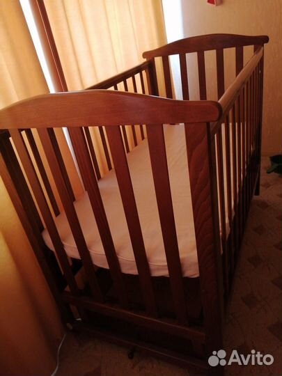 Детская кроватка с маятником и ящиком
