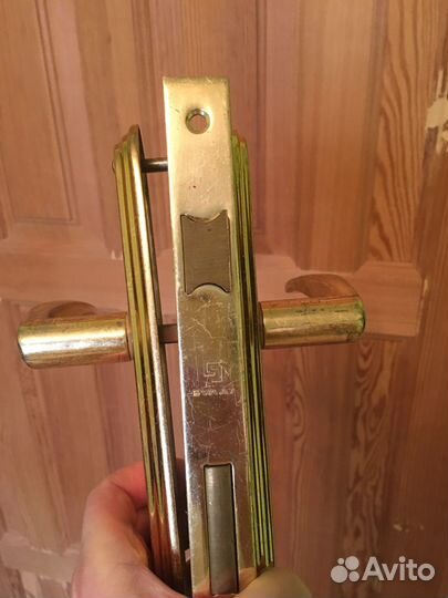 Дверь входная деревянная