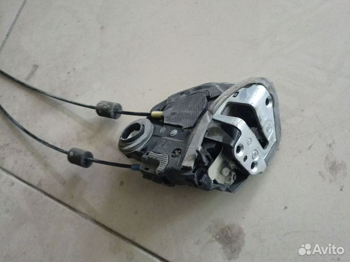 Замок задней правой двери Toyota Rav4 до 13 года