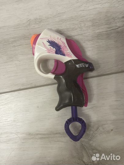 Маленький пистолет Nerf