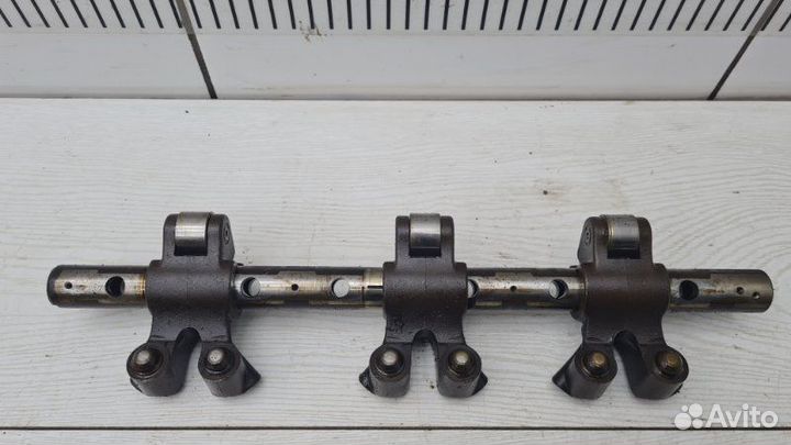 Ось коромысел левый Mitsubishi Galant 8 europe