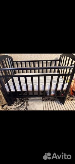 Детская кроватка с маятником