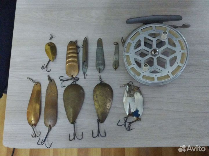 Катушка с блеснами