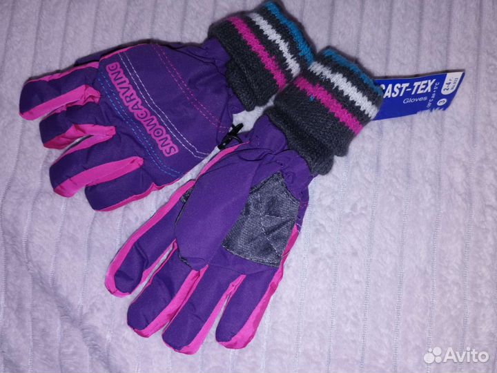 Зимние шапки шлемы 46-48 и перчатки 2 года