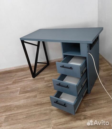 Стол для маникюра с ящиками и розетками