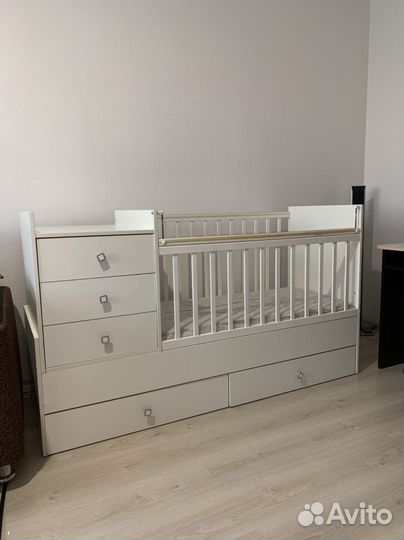 Детская кроватка с комодом