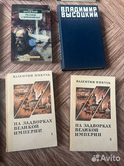 Книги разные художественные, образовательные