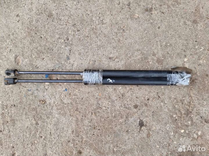 Амортизатор крышки багажника Volkswagen Passat B6