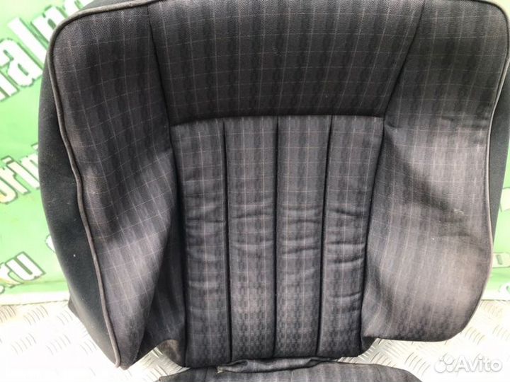 Обшивка сиденья передняя правая Mercedes-Benz S124