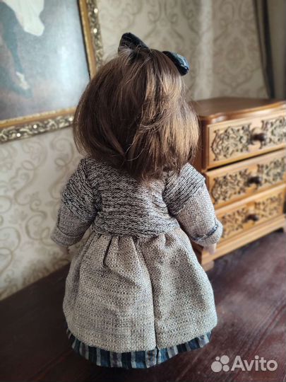 Кукла фарфоровая