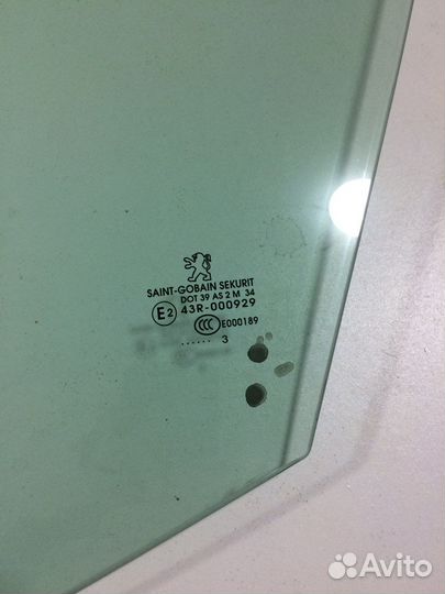 Стекло передней левой двери Peugeot308