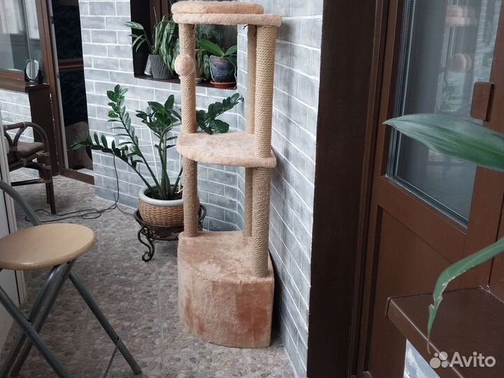 Кошачий домик с когтеточкой