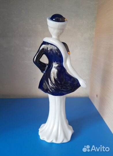 Сувенир.Статуэтка. Девушка из керамики под фарфор