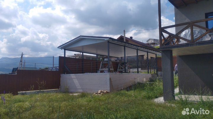 Бригада строителей, строим дома 