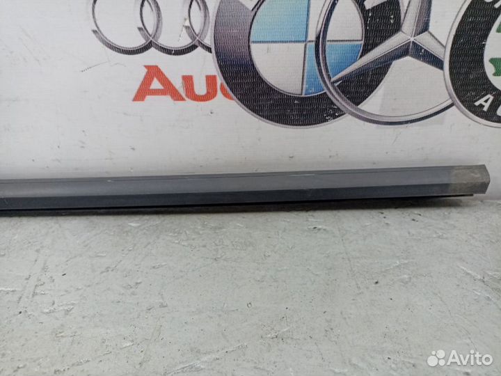 Молдинг стекла передний правый Volkswagen Golf