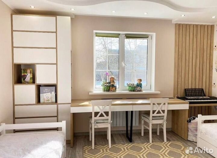 Рабочая зона / Письменный стол у окна