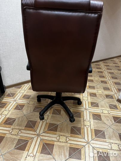 Офисное кожаное кресло