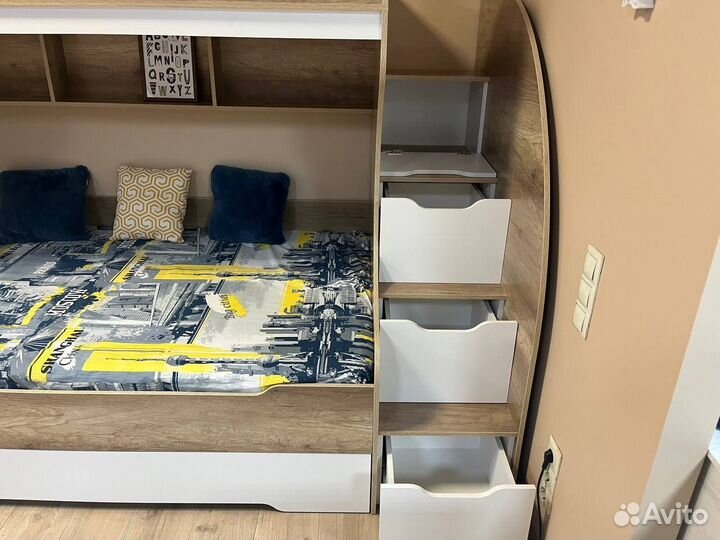 Двухъярусная кровать три спальных места
