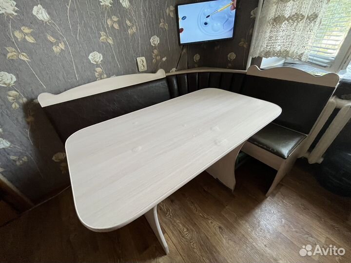 Кухонный уголок со столом