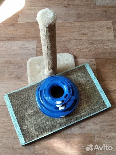 Когтеточка и игрушка