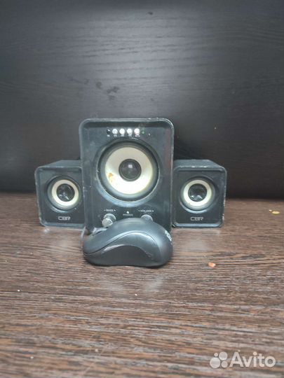 Колонки для компьютера и мышка