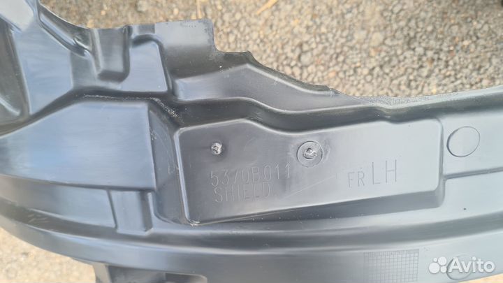 Подкрылок передний Mitsubishi Outlander 3