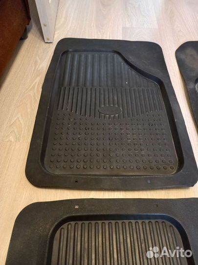 Автомобильные коврики резиновые универсальные