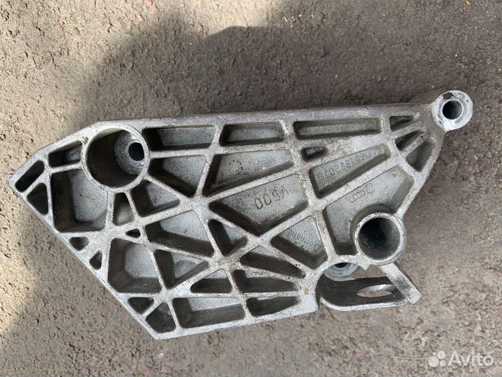 Кронштейн двигателя