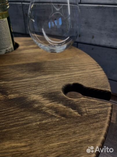 Столик для вина и бокалов