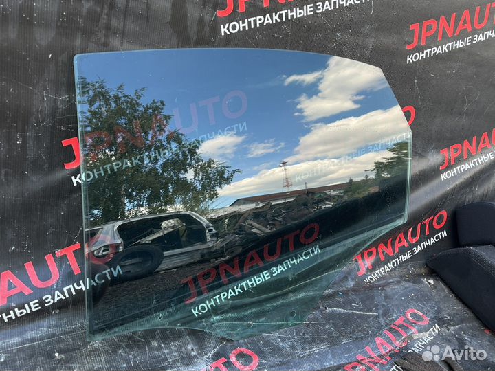 Стекло двери заднее правое Audi A4 B8