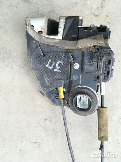 Замок двери задней правой Toyota Corolla E150