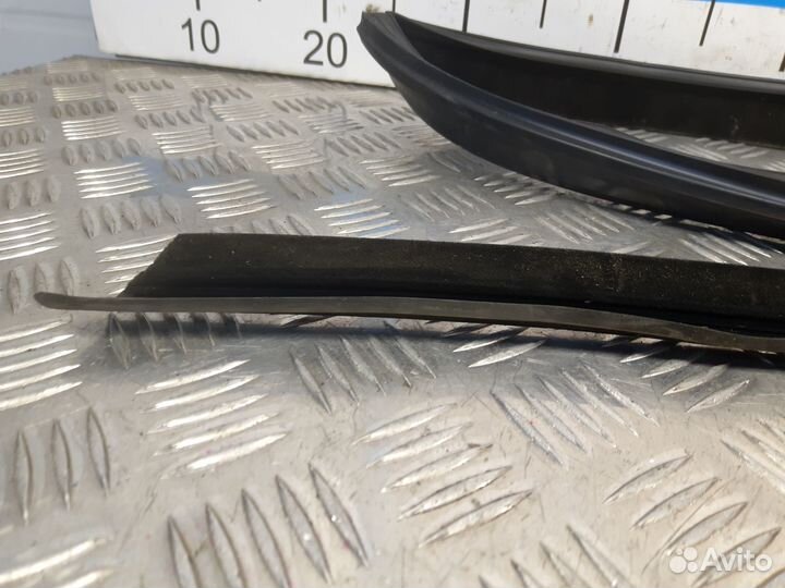 Б/У Уплотнитель стекла двери задней левой верх