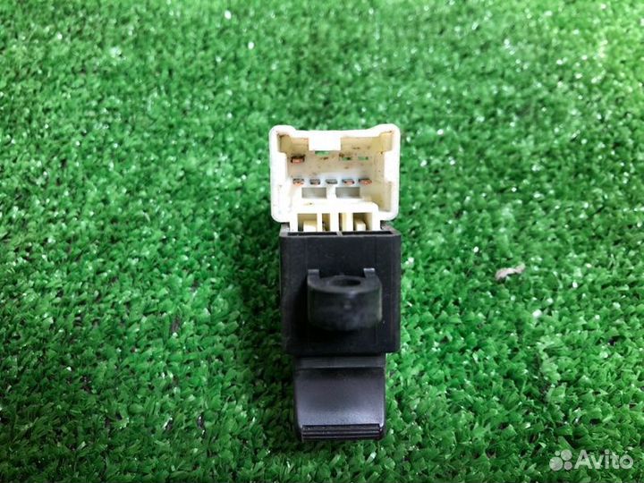 Кнопка стеклоподъемника передняя правая Nissan