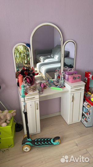 Туалетный столик с зеркалом