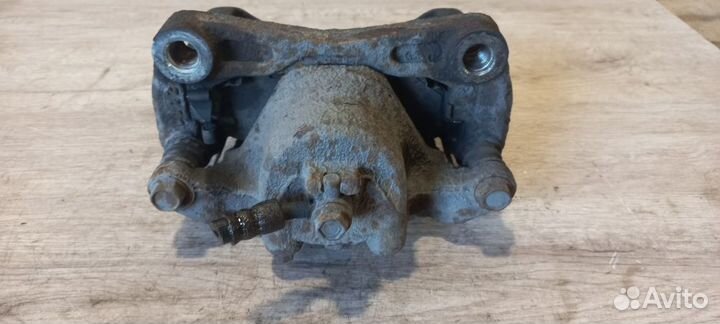 Суппорт передний правый Nissan Juke F15