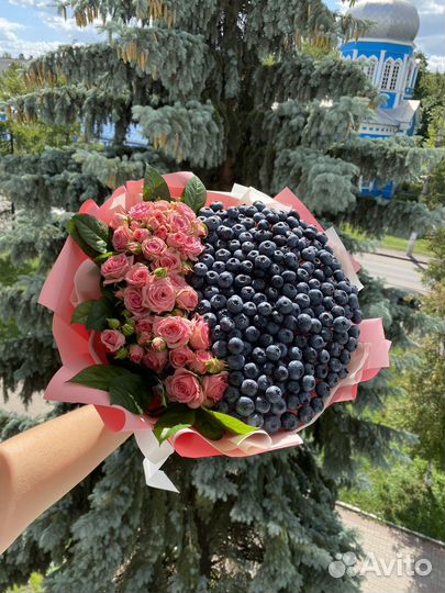 Розы - букет из голубики