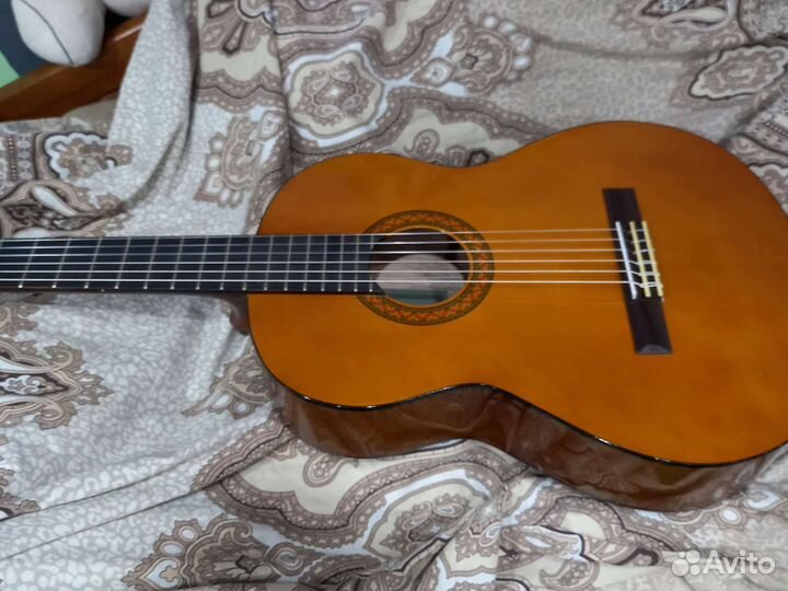 Классическая гитара yamaha
