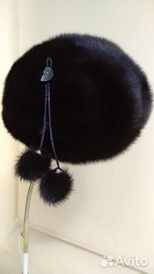 Берет новый из норки