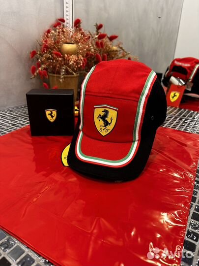 Набор оригинал Ferrari часы и бейсболка