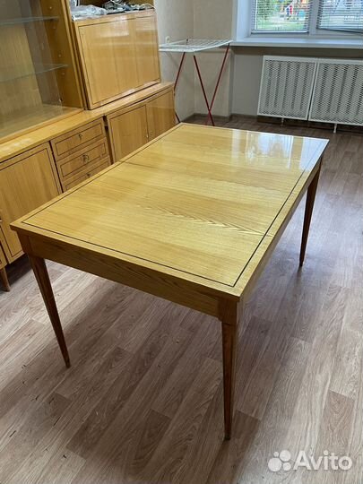 Большой обеденный стол