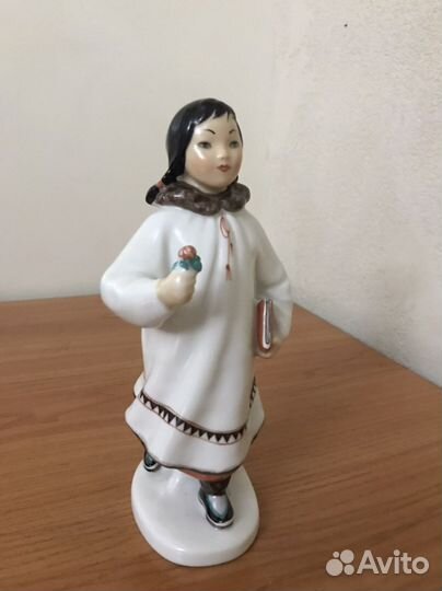 Статуэтка фарфоровая