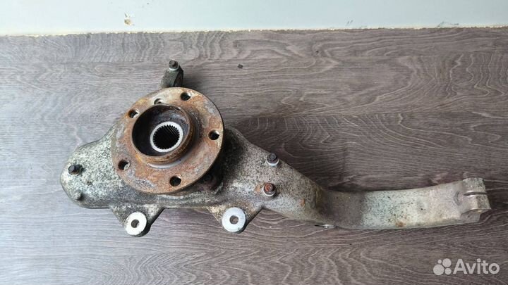 Кулак передний левый BMW X5 E70 2010