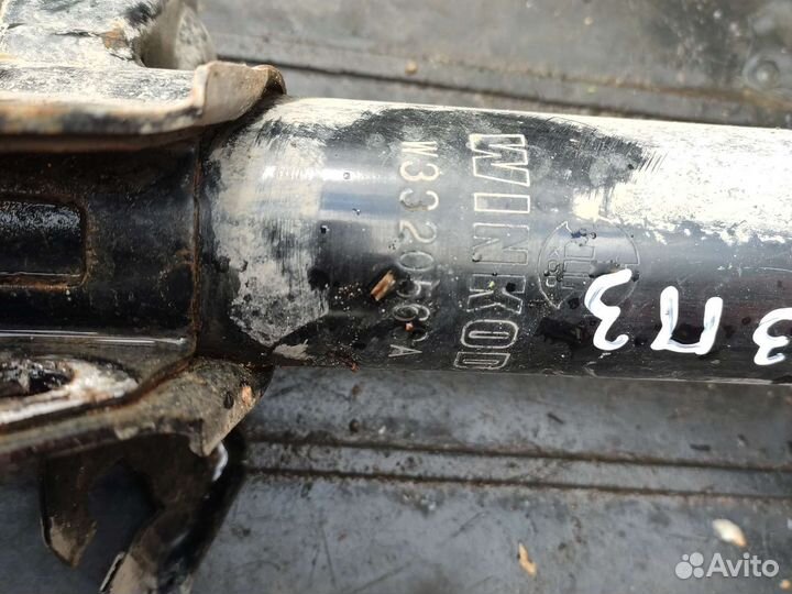 Задние стойки амортизатора Ниссан Санни n13 хэтч