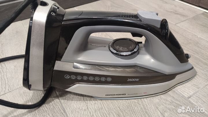 Утюг Redmond