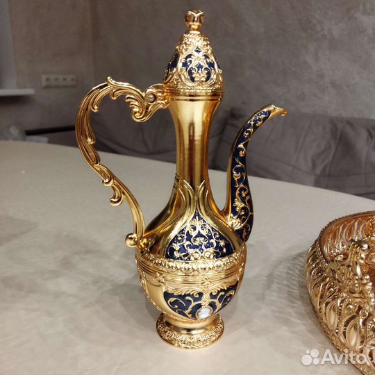 Красивый набор кофейника с кружками на подносе