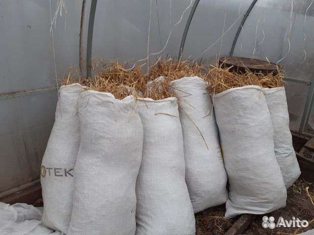 Солома в мешках