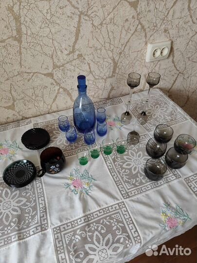 Бокалы, стопки, графин из цветного стекла